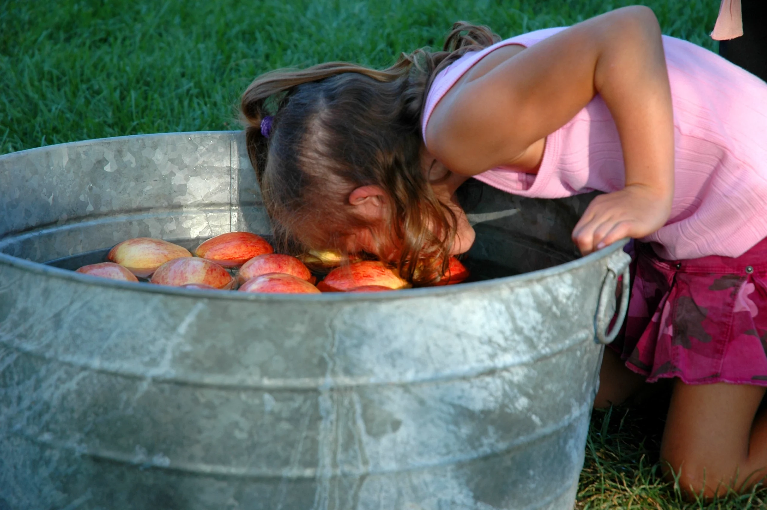 Image d'un enfant jouant au jeu de la pomme